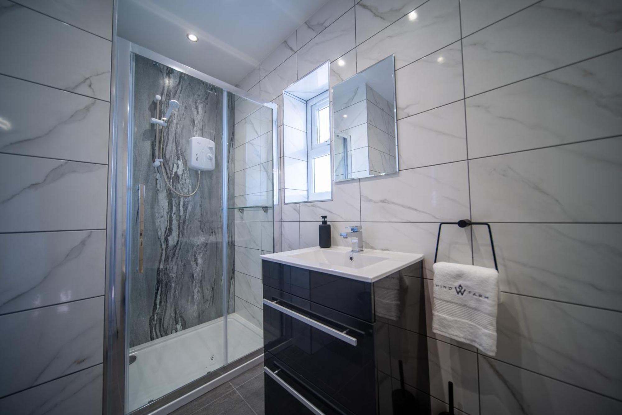 Guest house 20 Guest Luxury - Private Pool, Hot Tub & Gym *