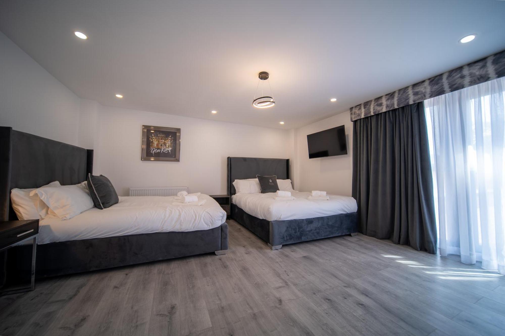 20 Guest Luxury - Private Pool, Hot Tub & Gym Guest house *