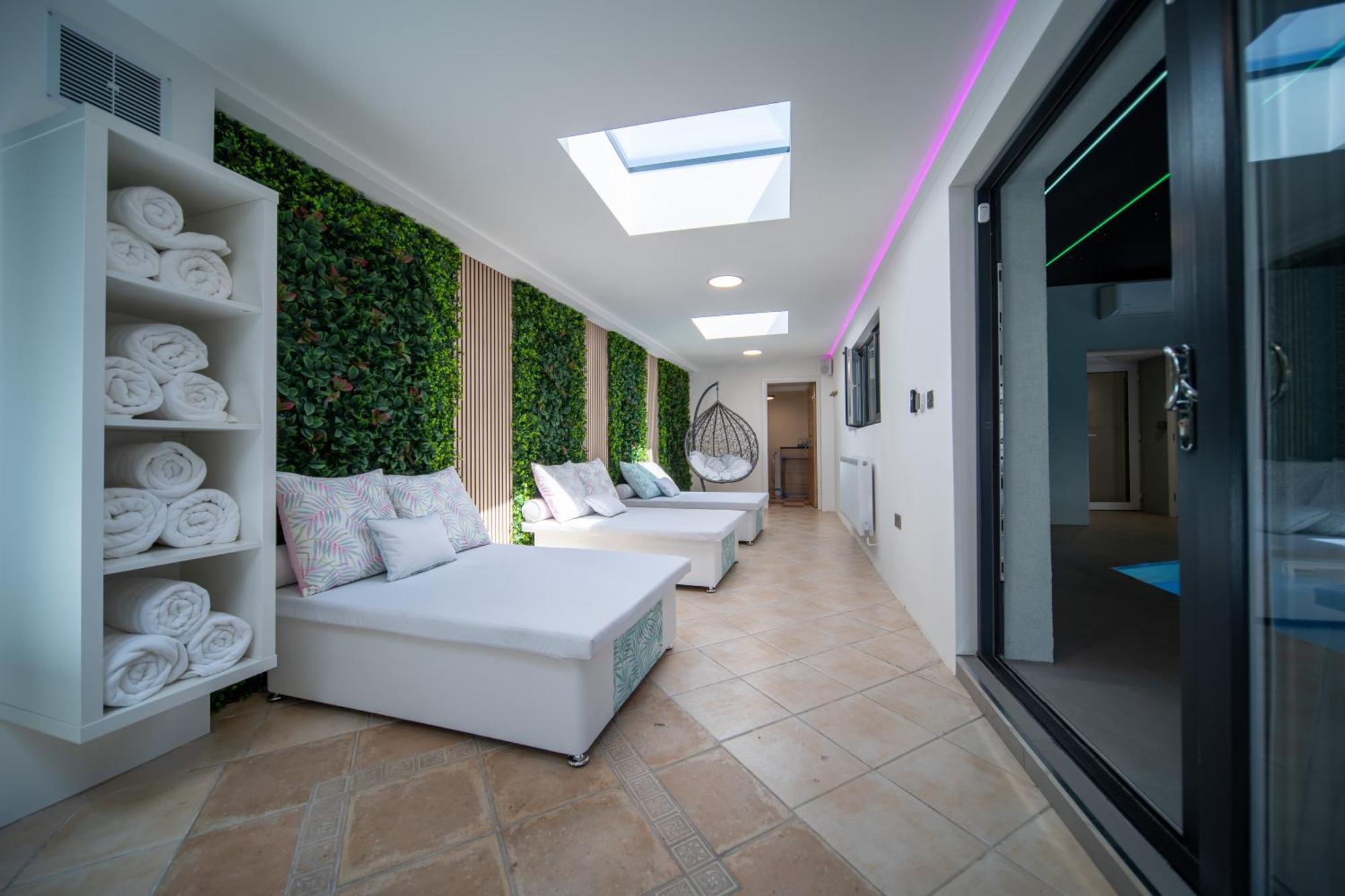 20 Guest Luxury - Private Pool, Hot Tub & Gym *