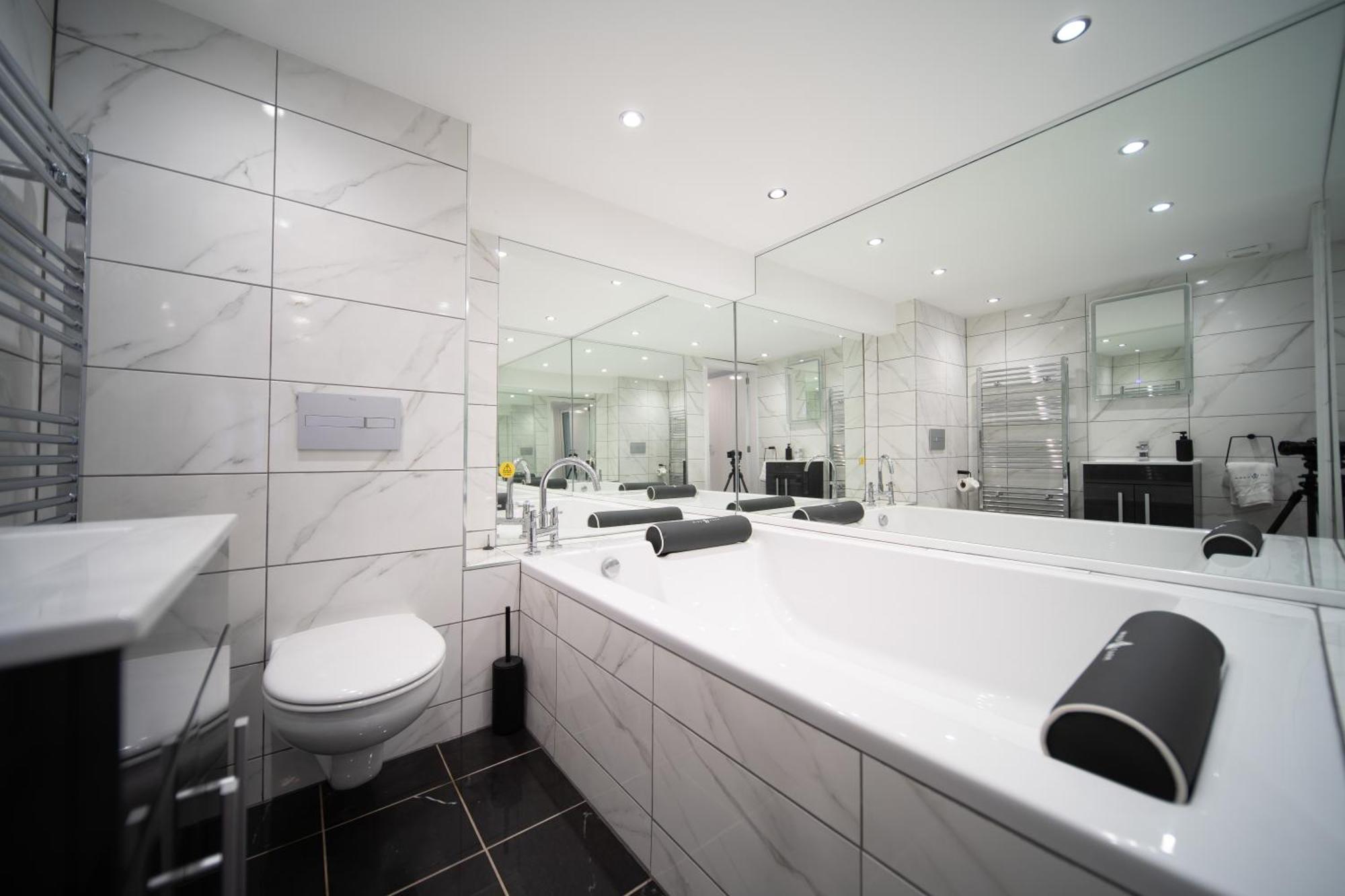 20 Guest Luxury - Private Pool, Hot Tub & Gym Guest house